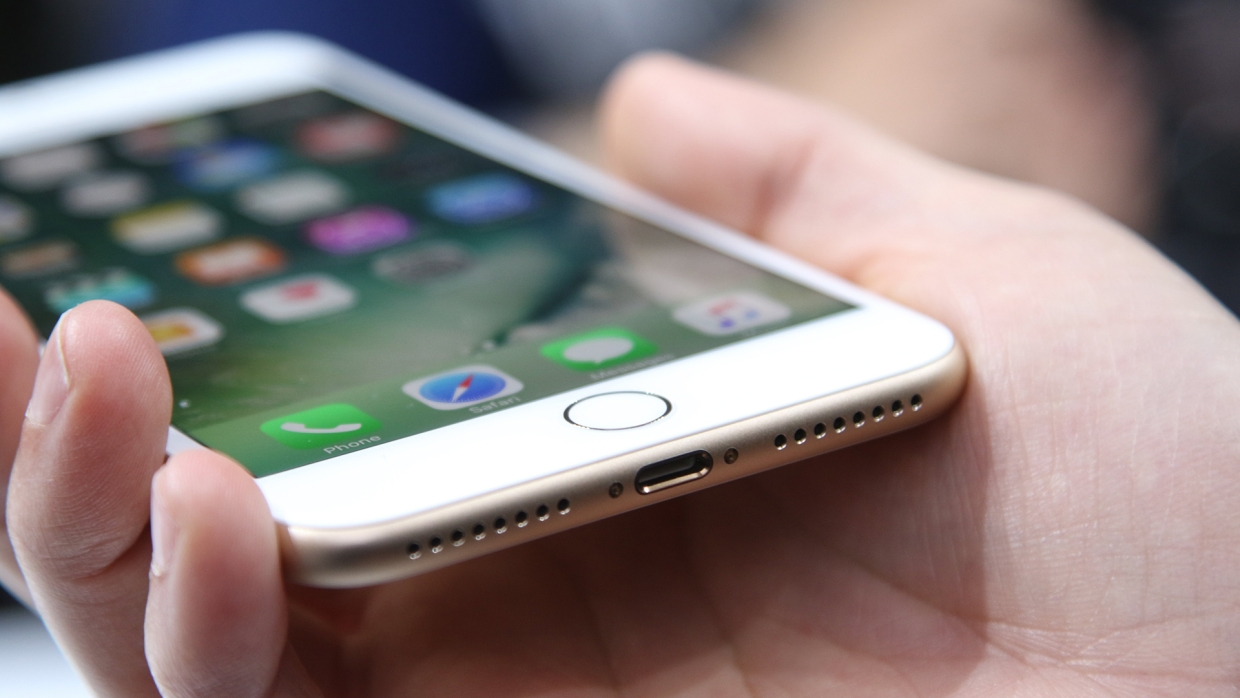 Apple бесплатно починят iPhone 7 c ошибкой «Нет сети»‍